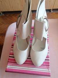 Дамски обувки бели и винено червени