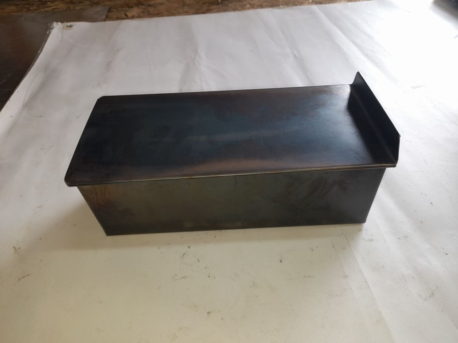 Tăva pentru copt pâine toast cu șină și capac culisabil .