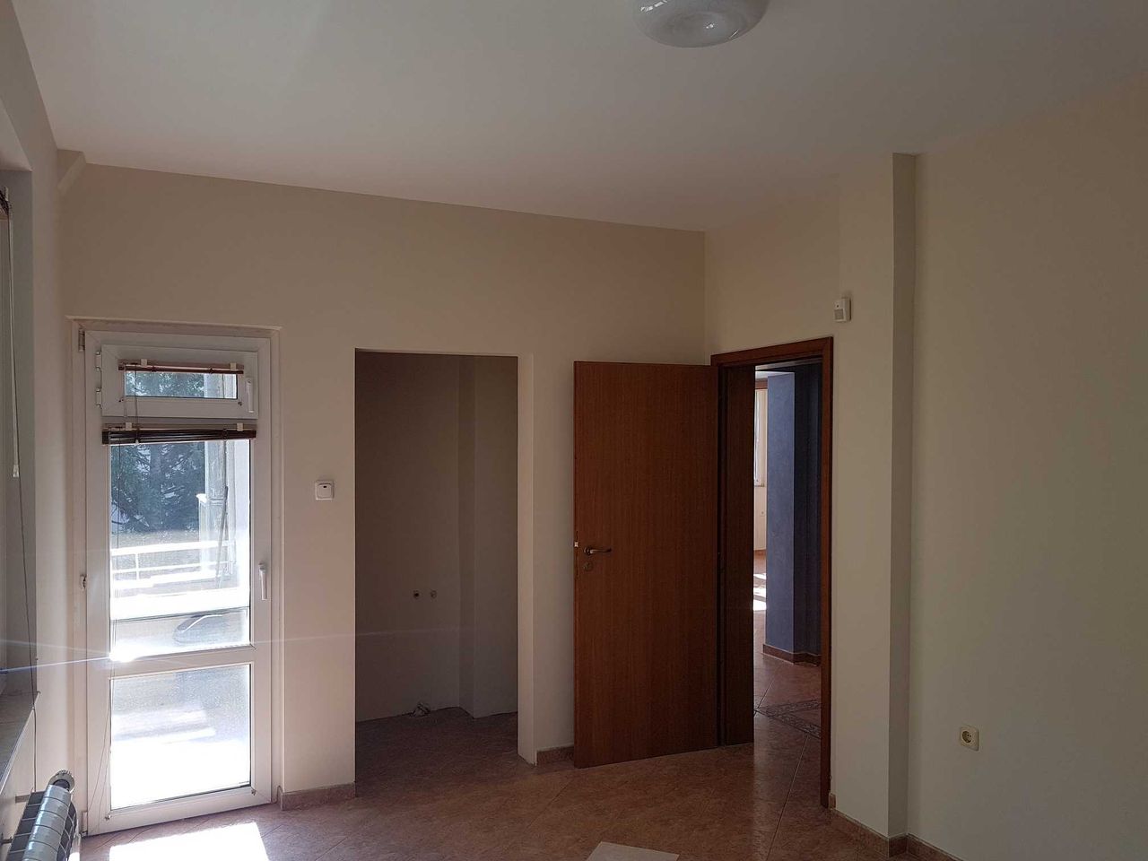Дава се под наем Тристаен апартамент в София, Изток - 80 кв.м за 561 € - Снимка #2