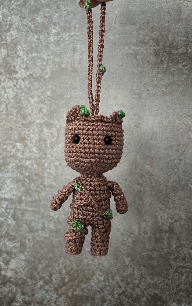 Breloc baby Groot | Cadou figurina crosetata