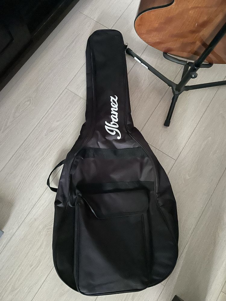 Chitara acustica + Husa + Suport chitara + Capodastru + Carte melodii