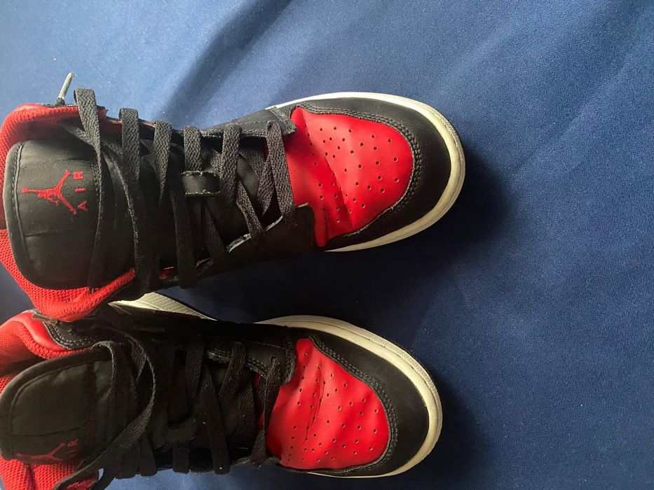 Vând 2 perechi adidași