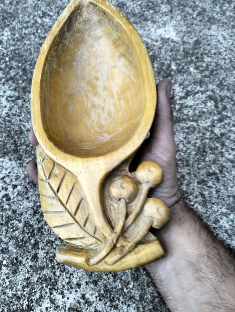 Ръчно резбована дървена купа