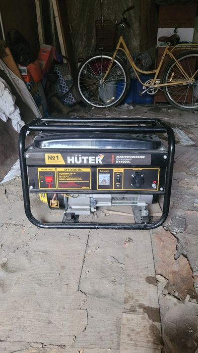 Бензиновый электрогенератор Huter