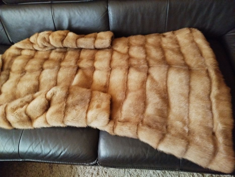 Vând haina de blană naturală