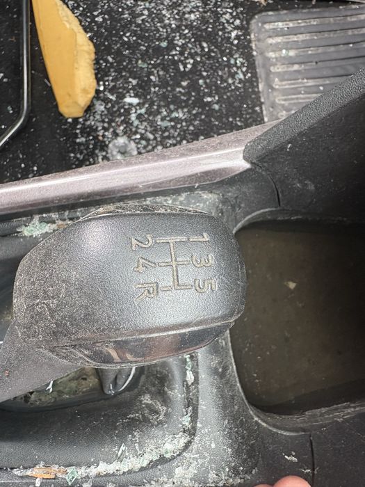 Peugeot 2008 1.6hdi 2015 година 5 скорости ръчка на части