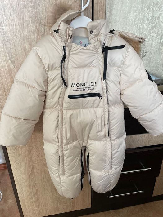 Продам детский зимний комбинезон Moncler