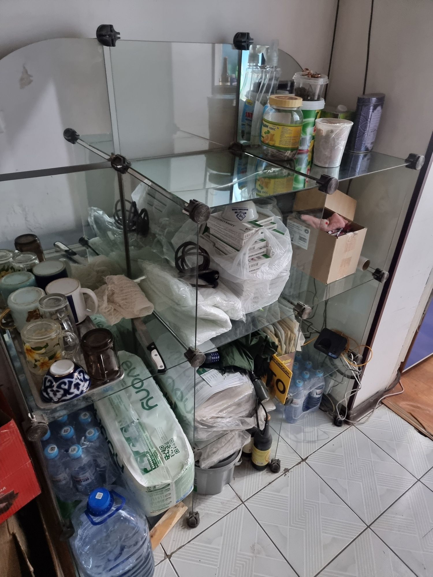 Продаётся стеклянные стилажи для аптеки