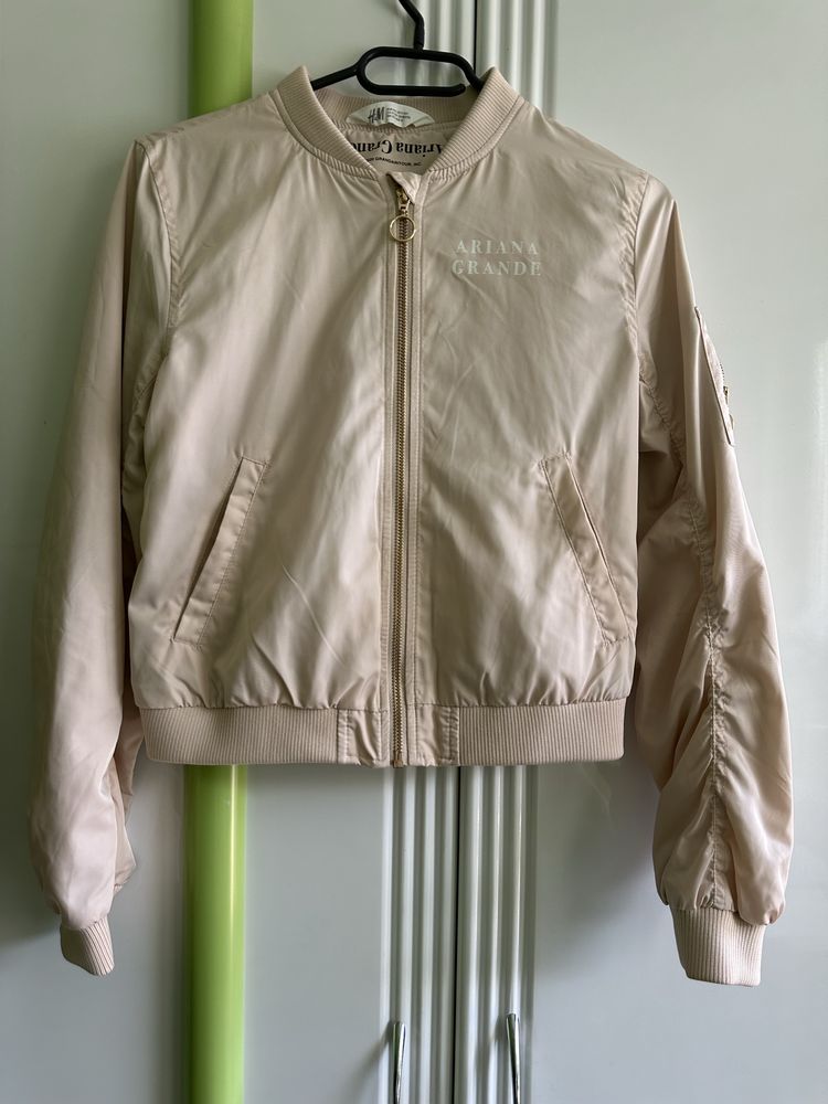 Пролетно яке Ариана Гранде от H&M