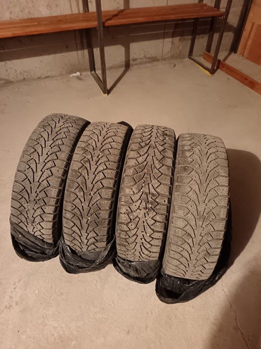 Шины с шипами в хорошем состояний
