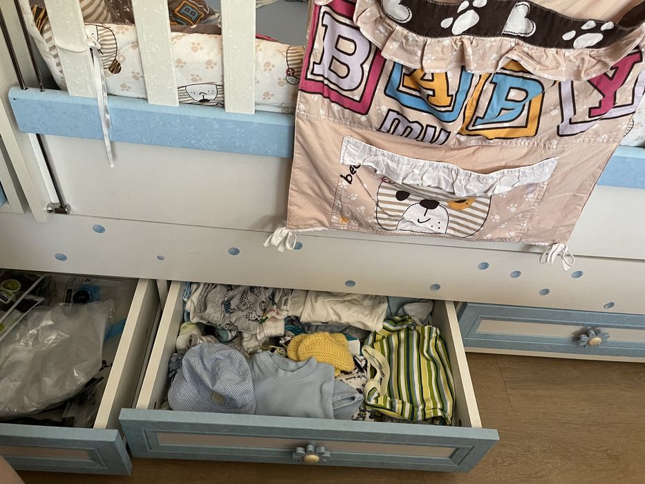 Детска кошара с люлеещ механизъм