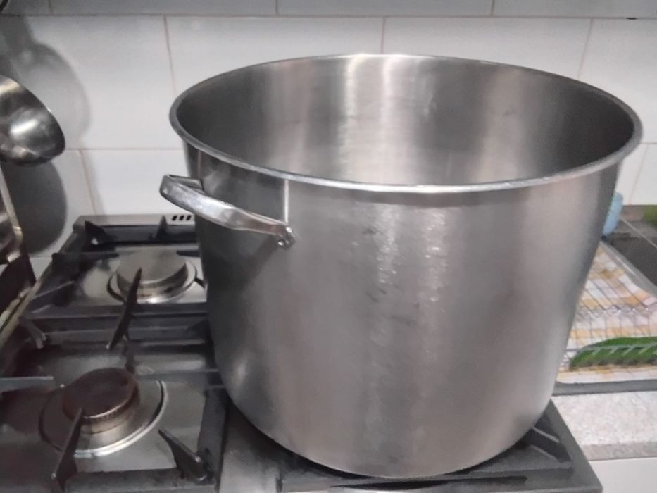 Vînd oala cu capac  inox bonus un cuțit electric nou  pt șuncă