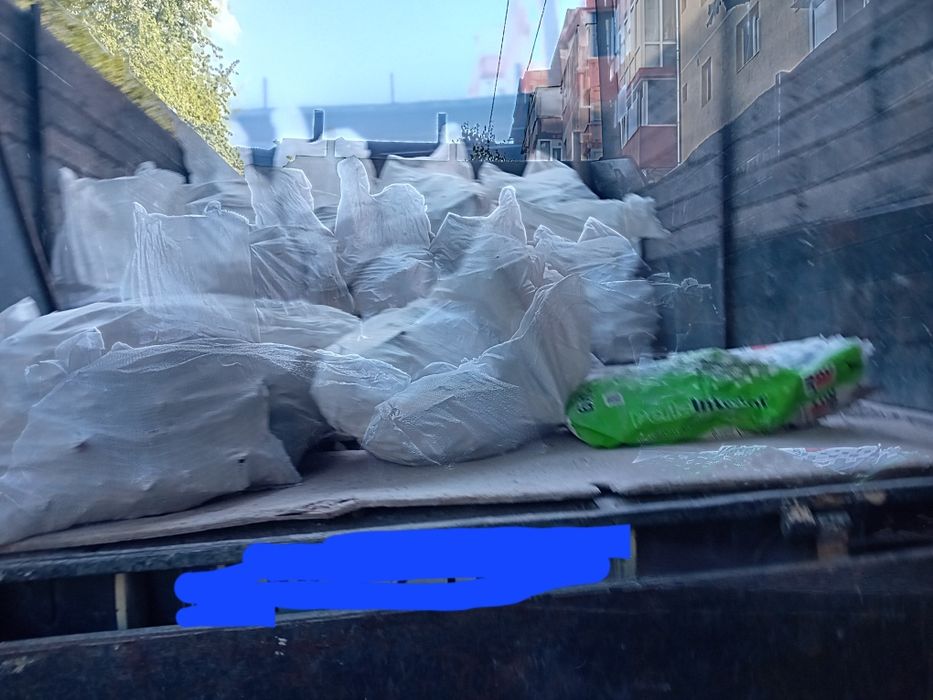 Debarasez ridic saci cu moloz și deseuri