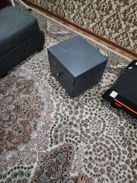 Qumli seyf sotiladi. 38x43 sm 35 kg chiqadi ogirligi