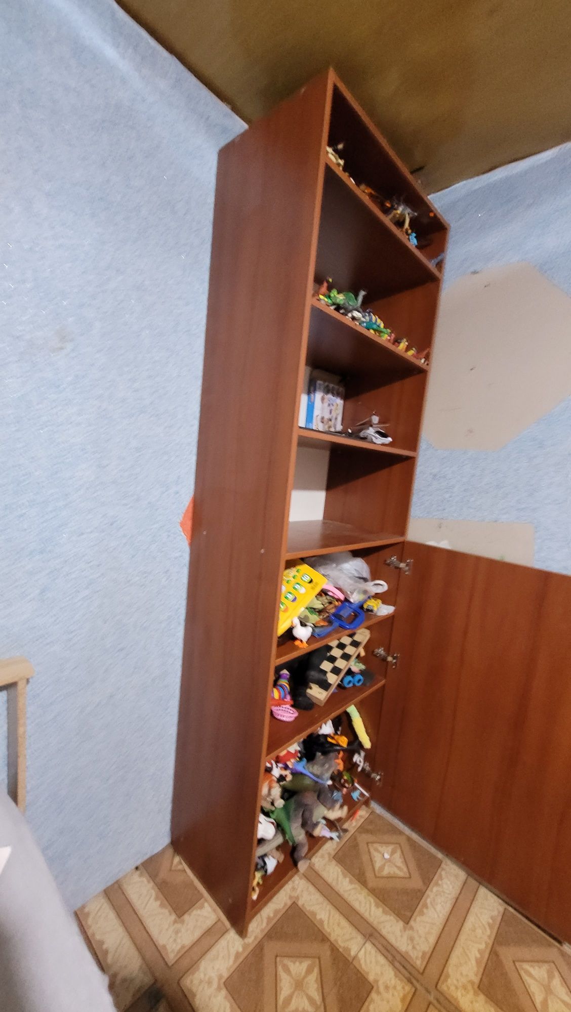 Продам шкаф с полочками