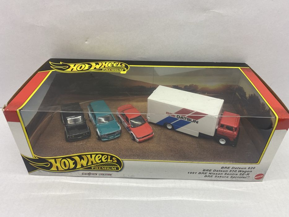 HOT WHEELS PREMIUM set 4 machete auto scara 1:64 Datsun Nissan dioramă