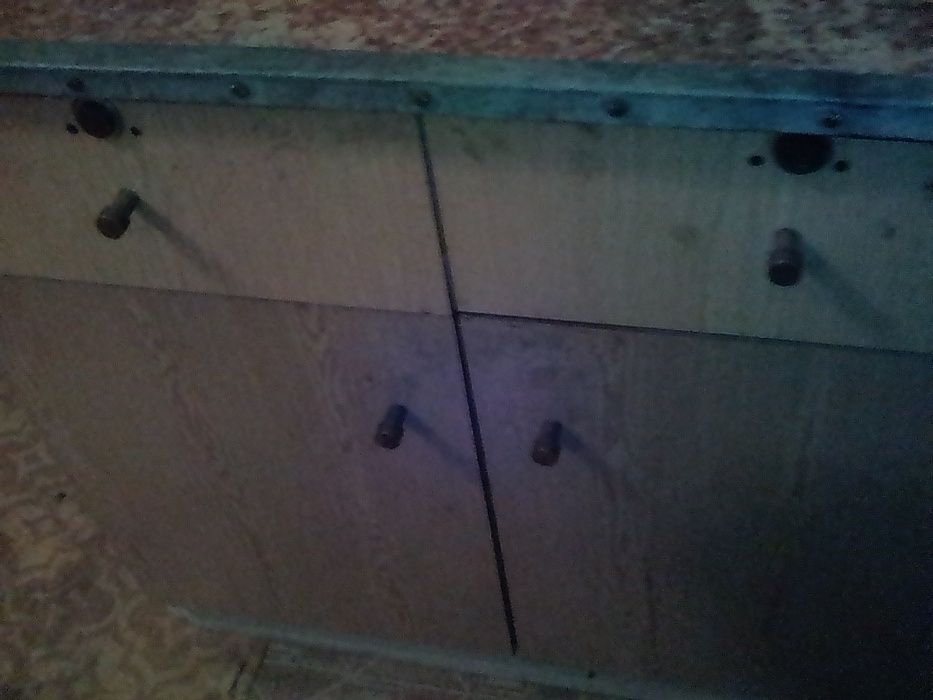 Шкафче с чекмеджета