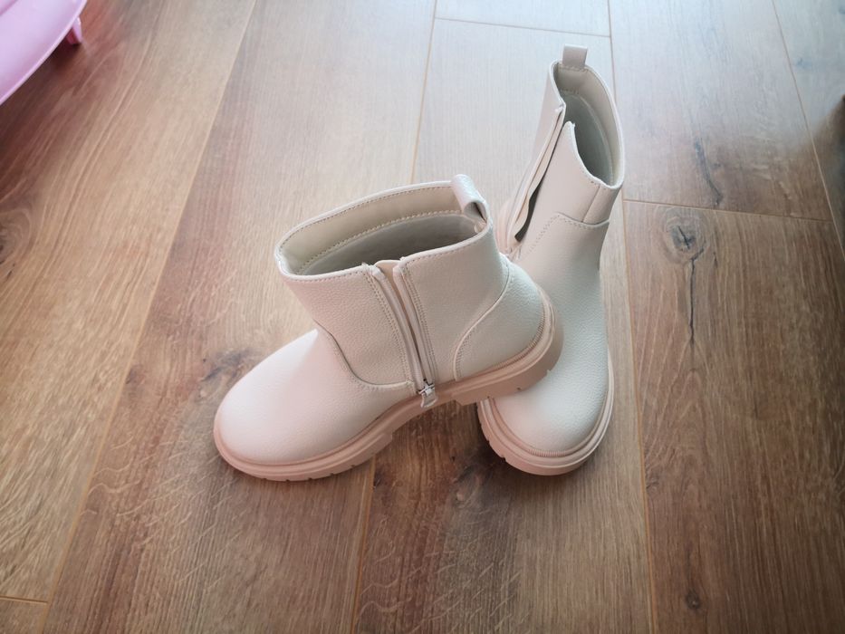 Чисто нови боти за момиче