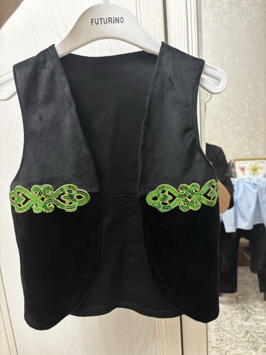 Национальный жилет черного цвета с зеленым орнаментом для мальчика