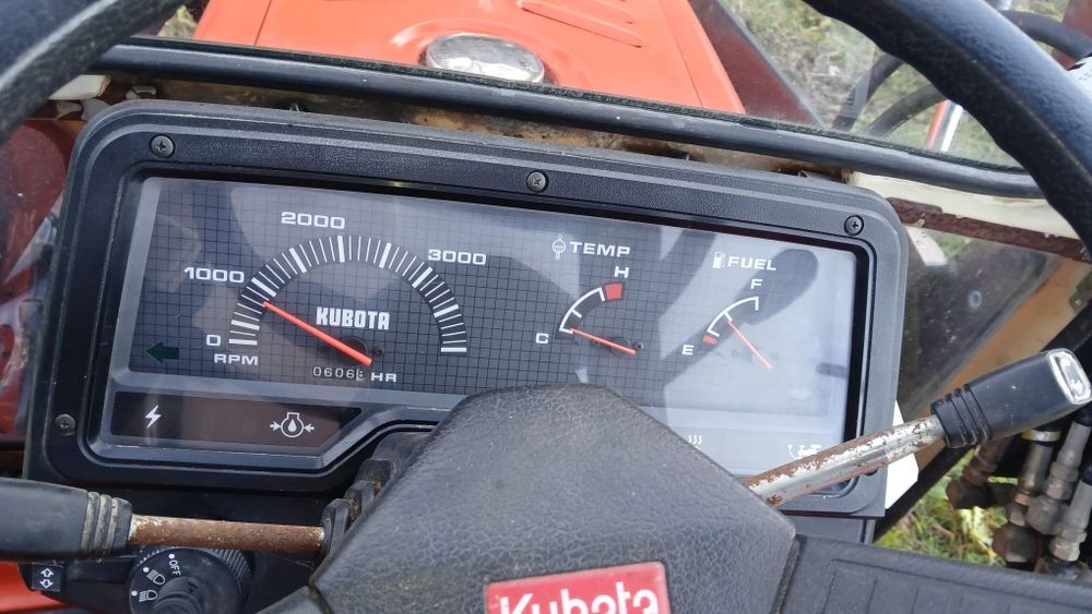 Vând tractor Kubota Saturn