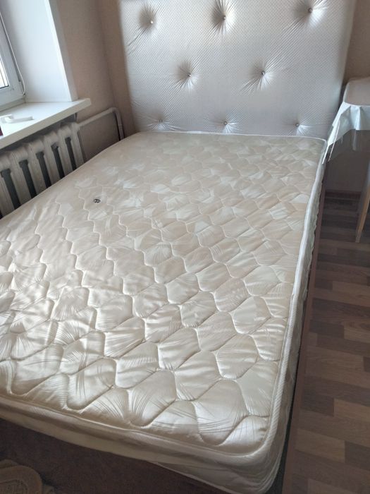 Кровать  с матрасом