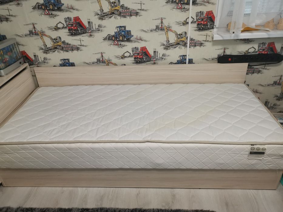 Легло с матрак, ракла и гардероб