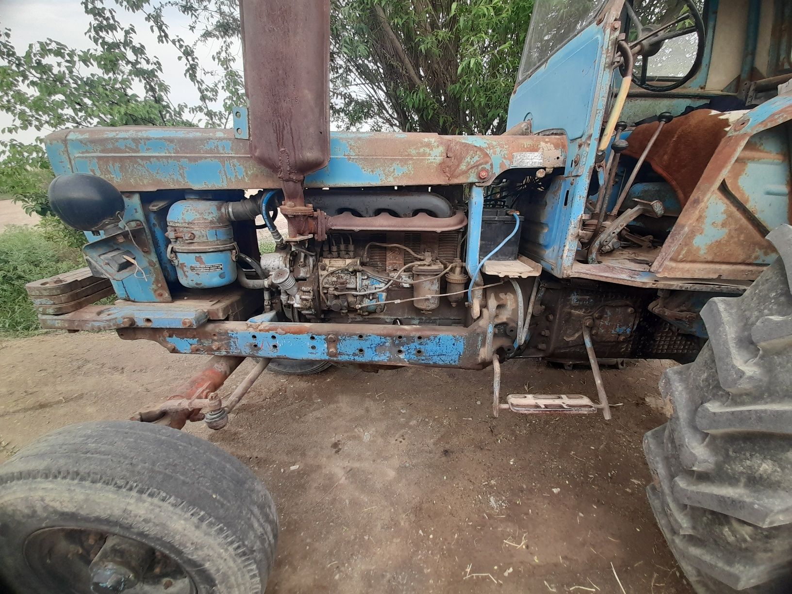 T 28 traktor sotladi xolati zòr kraskasi radnoy balonlari yangi