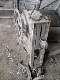 Старинна  Машина за ронене на царевица