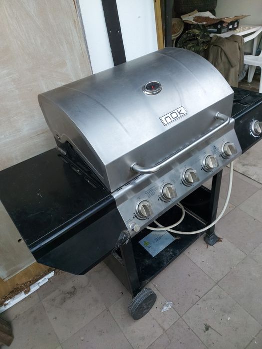 Vînd un grătar pe gaz