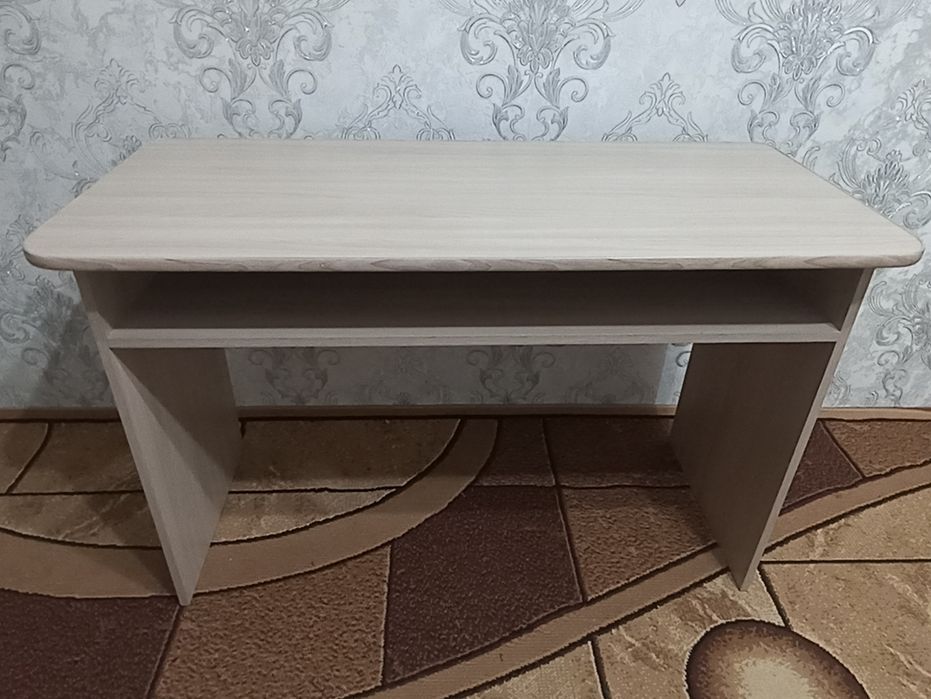 Продам Швейную машинку оверлок Стол и стулья!