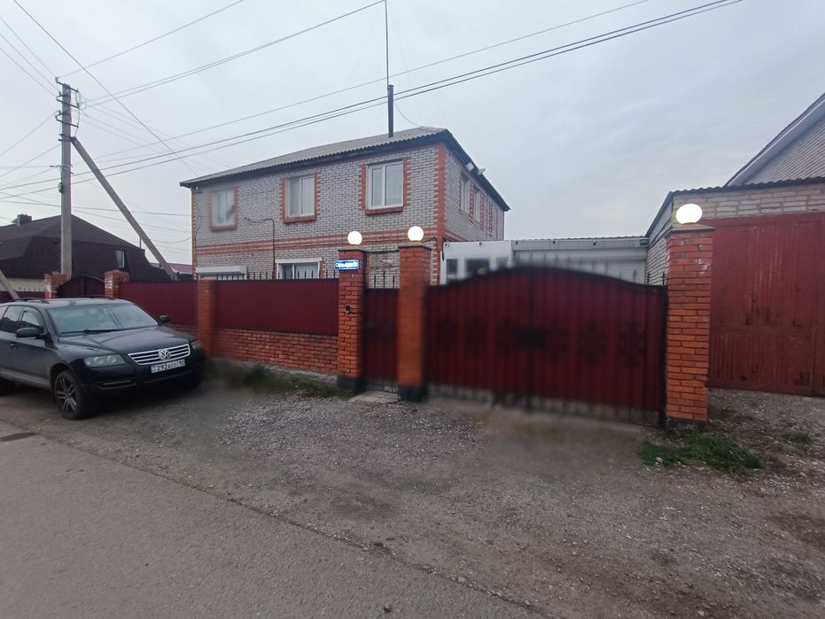 Дом 5 комнат, баня, теплица, летняя кухня, постройки,  2 гаража