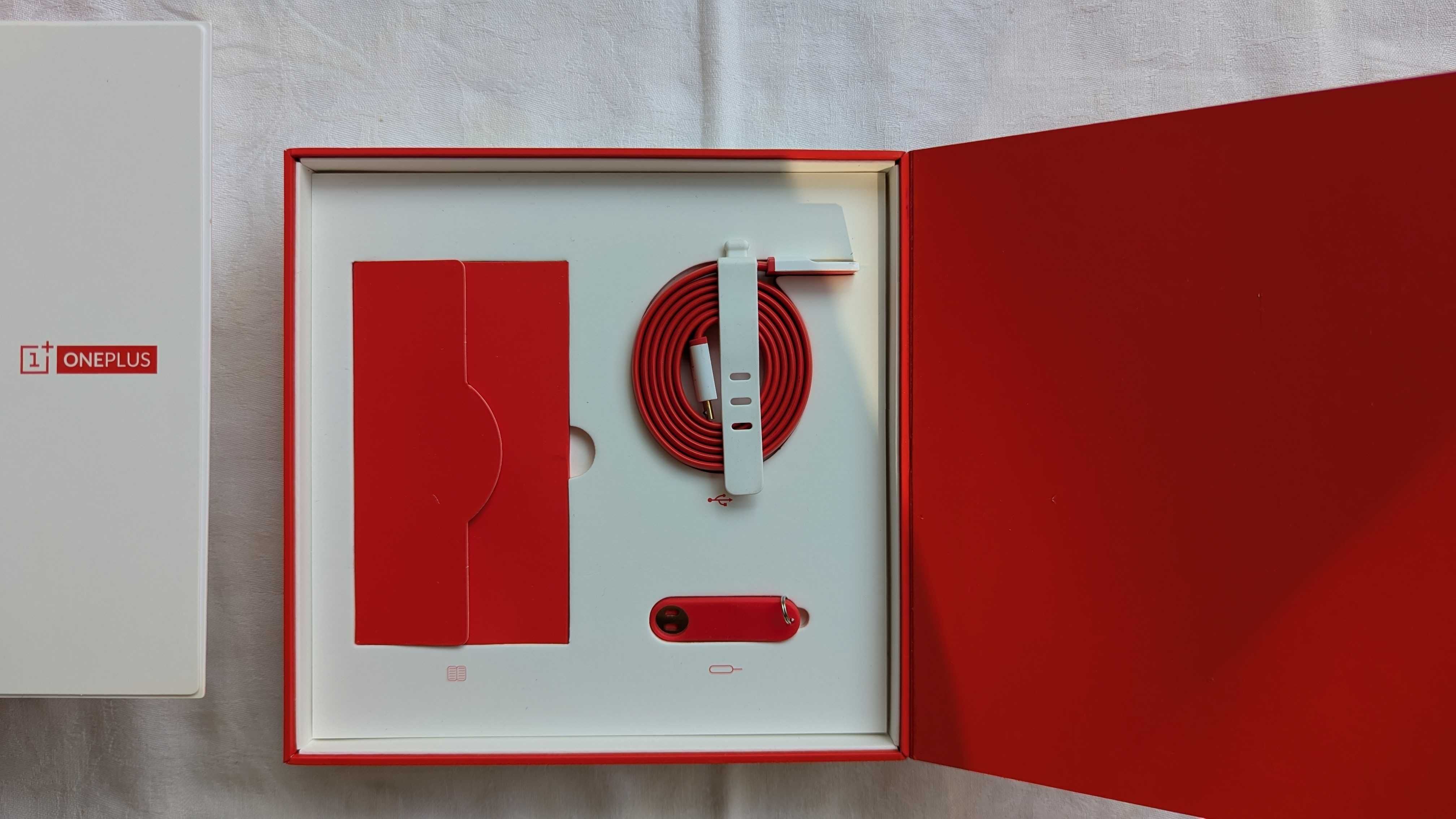 Telefon OnePlus One (model 2014), cu carcasă și accesoriile originale