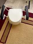 Inaltator WC cu capac, manere de sustinere rabatabile, reglabil