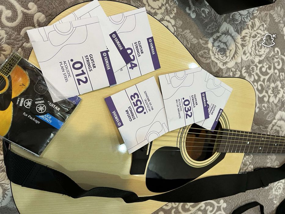 Chitară acustică Yamaha – Nouă, folosită doar de 2 ori!