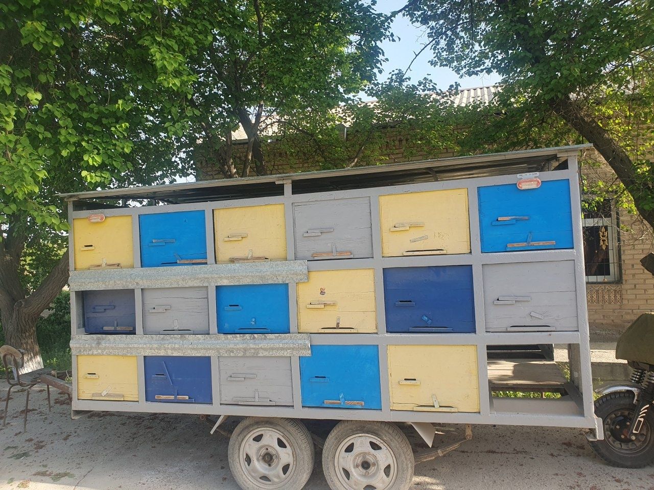 Povilion sotiladi yashillar bilan birga 2500$.
 36 та яшик 
Курпача 
Р