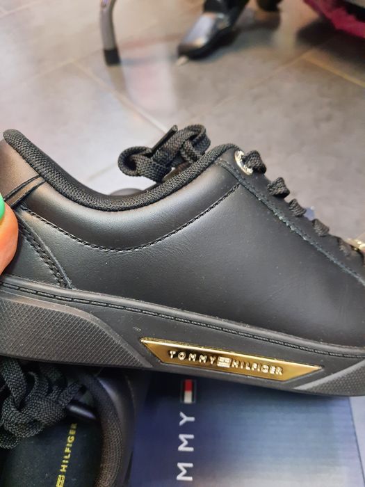 Сникърси Томи Хилфигер ОРИГИНАЛНИ, 120лв.ест.кожа 37 номер нови,необув