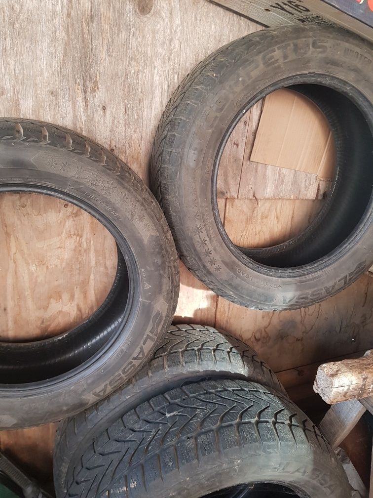 Продавам 4 бр. Зимни гуми Lassa 215/60 R17