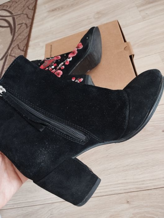 Симпатични боти от естествен велур, с бродерия, Stradivarius