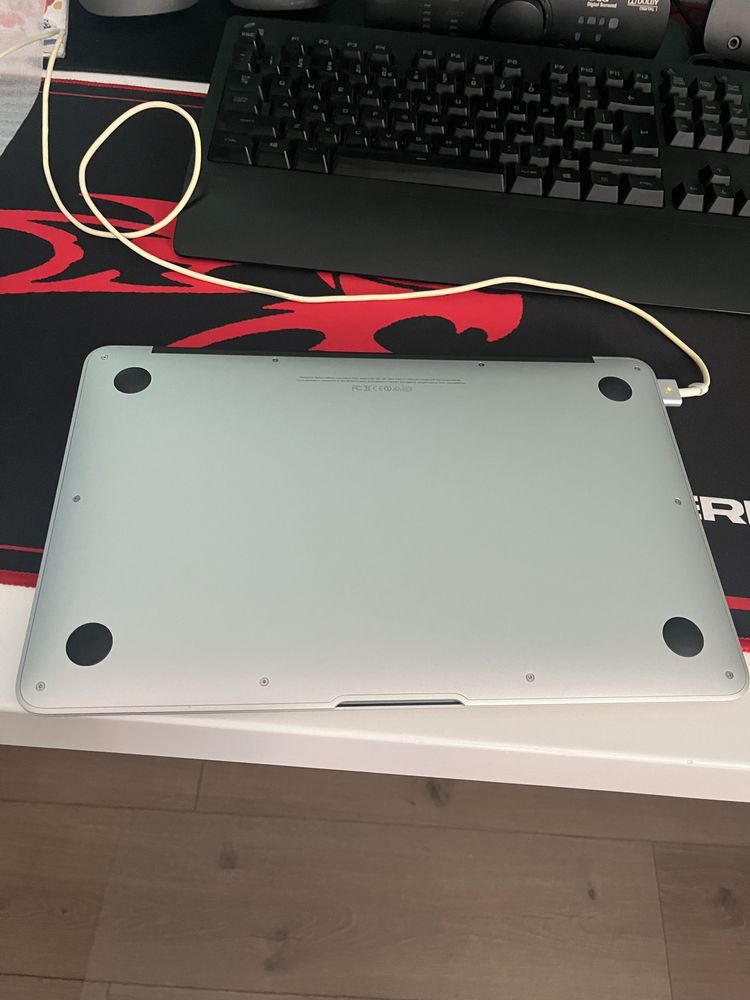 Macbook Air 11-inch i5 128 ssd mid 2013