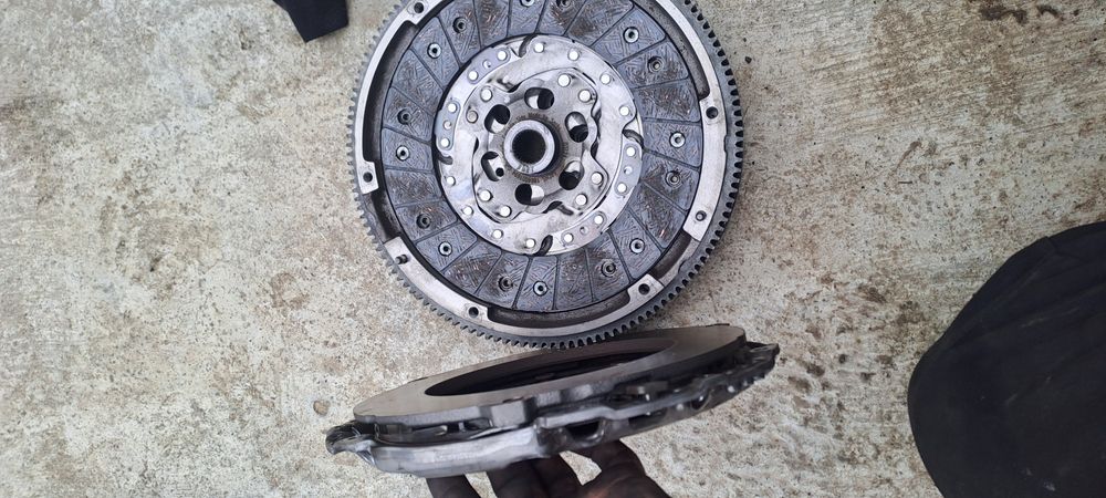 Kit ambreiaj volanta cu masa dubla vw Golf 6 1.6 TDI cayc Sachs noua