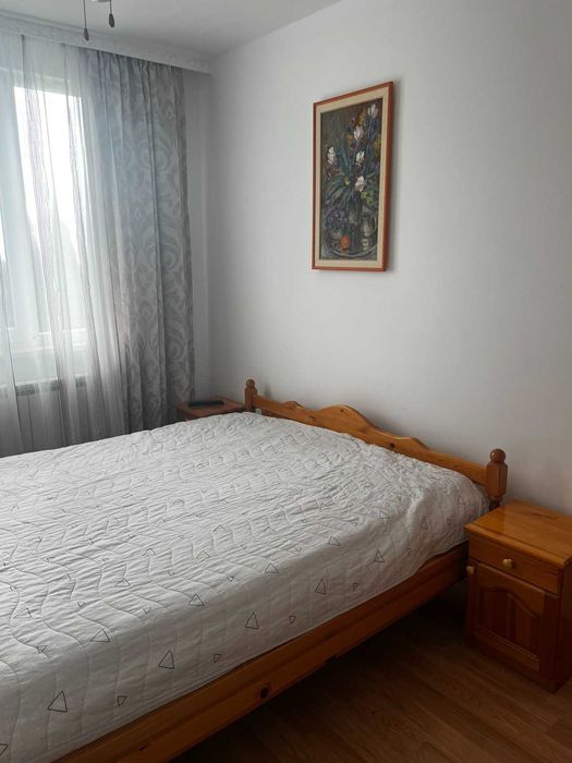 спалня от чам:дв. легло с еднолицев матрак,2 нощ. шкафчета,гардероб.