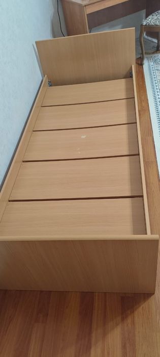 Одиночная кровать без матраса