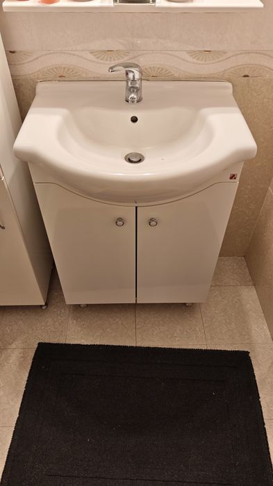 Mobilier baie - suport + chiuveta + baterie + oglindă cu becuri + dula