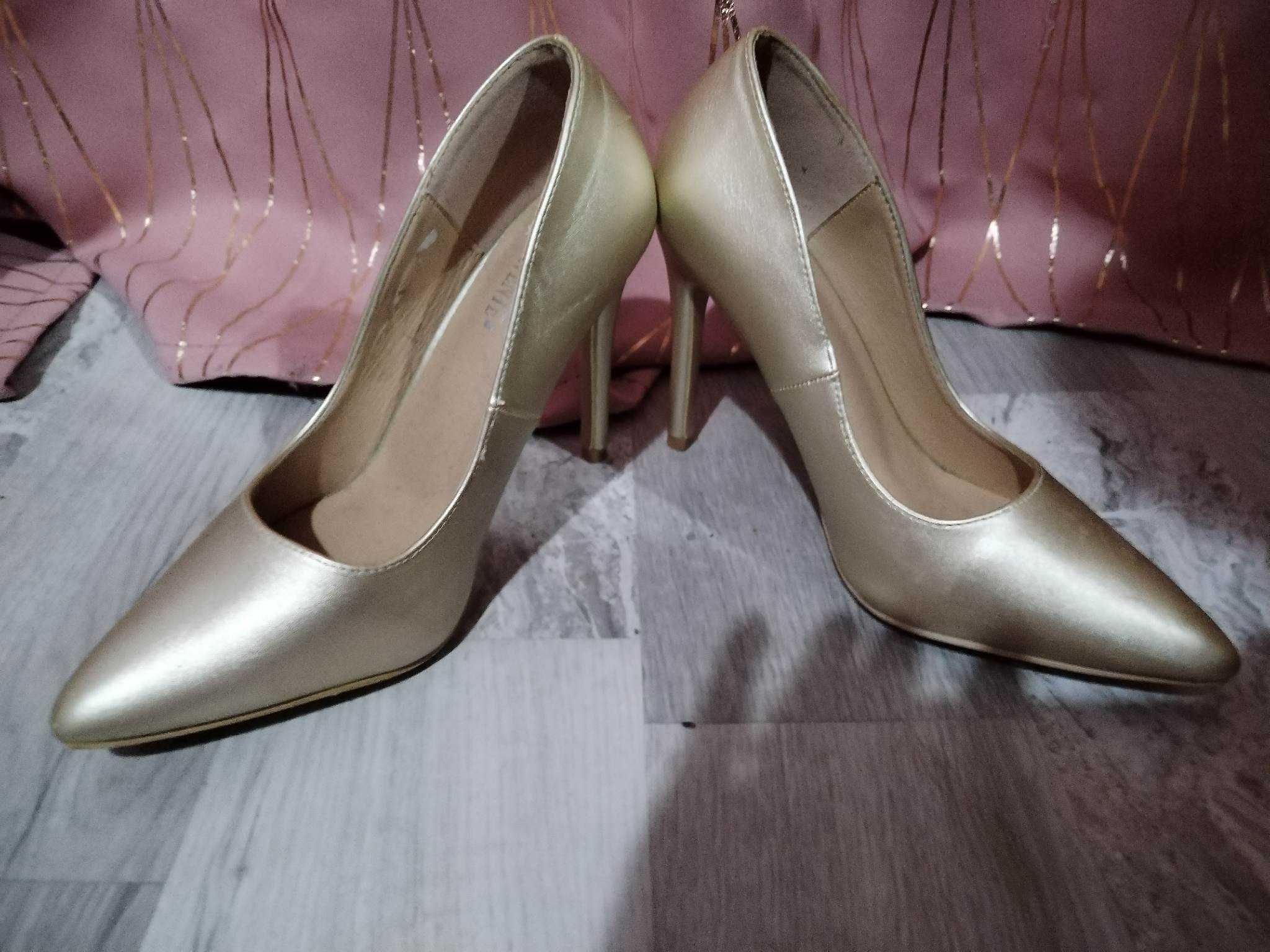 Pantofi stiletto aurii