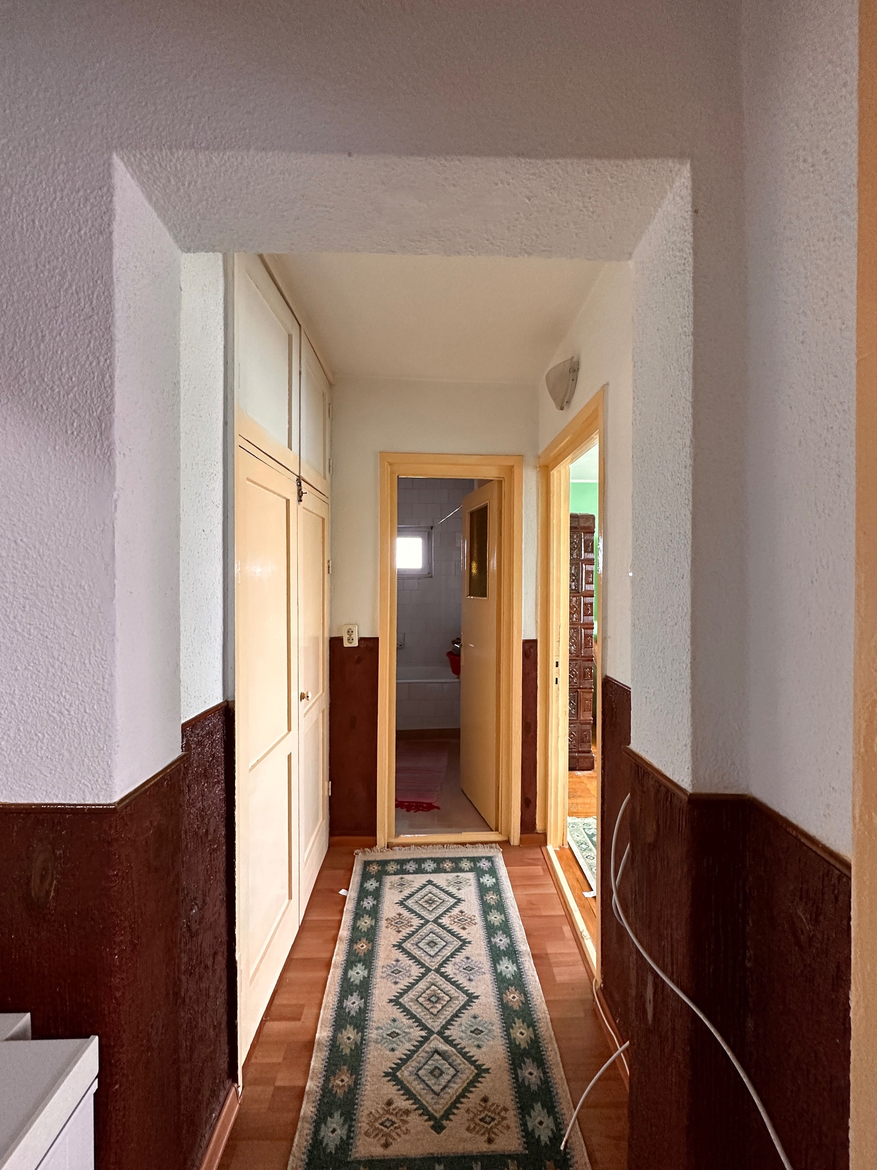 Apartament Central 3 camere + Garaj, 2 bai, decomandat.