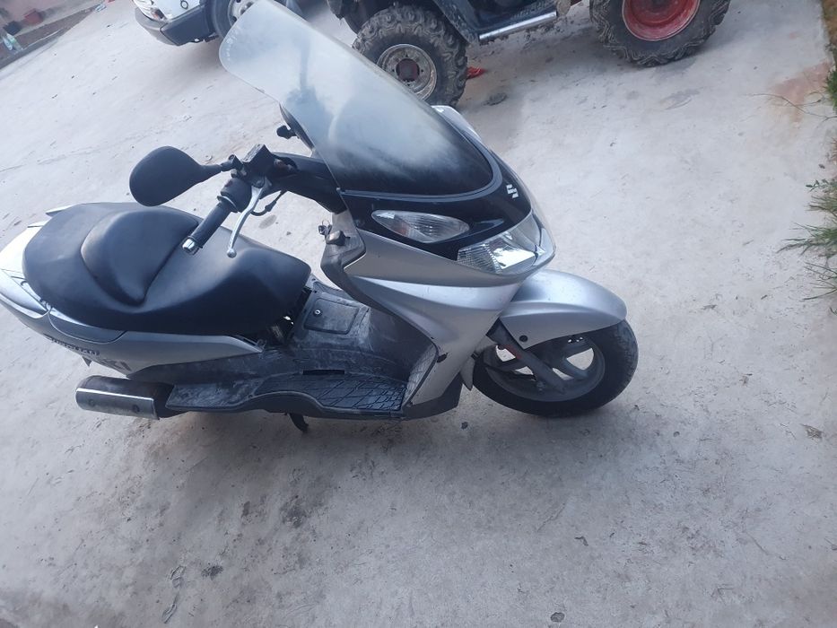 Vand sau schimb scuter suzuki burgman