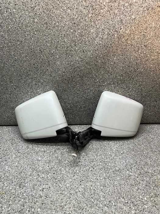 Зеркало правое левое разных цветов на Ниссан Эльгранд Е50