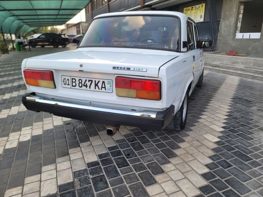 Lada 2107 sotiladi