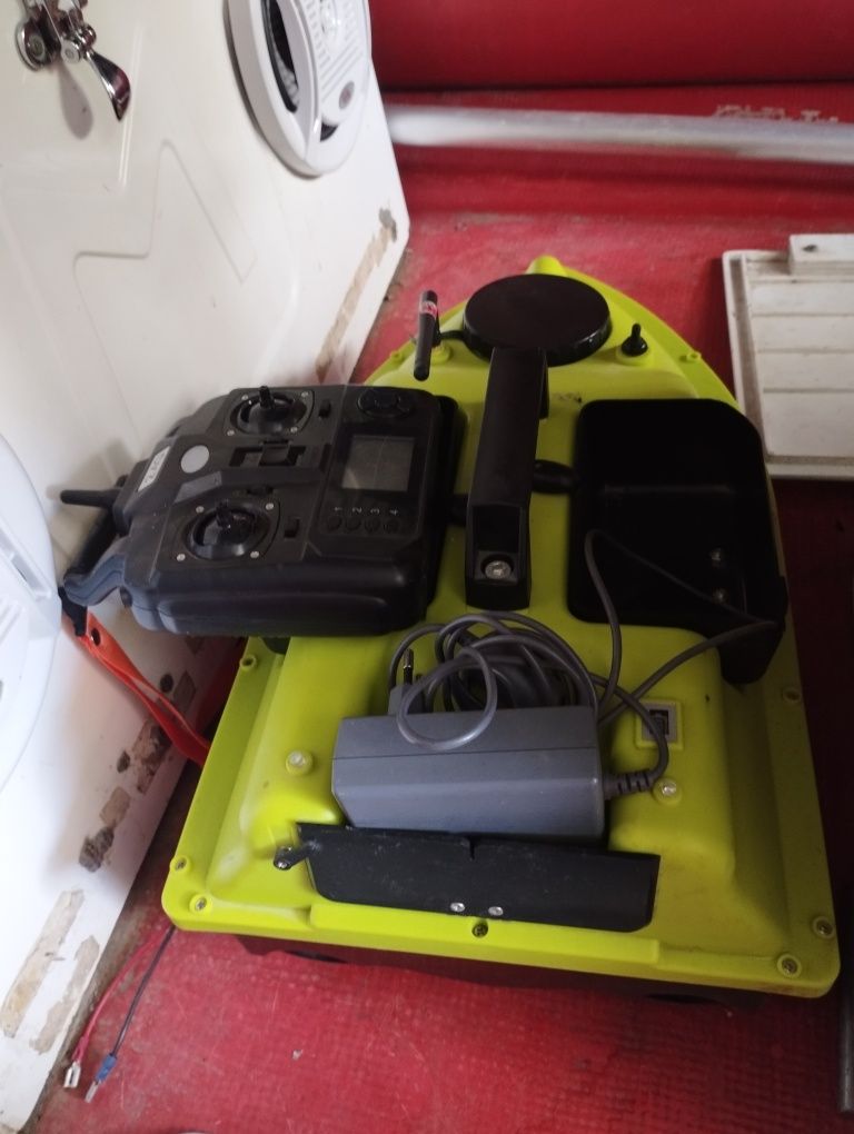 Лодка за захранка d18b GPS