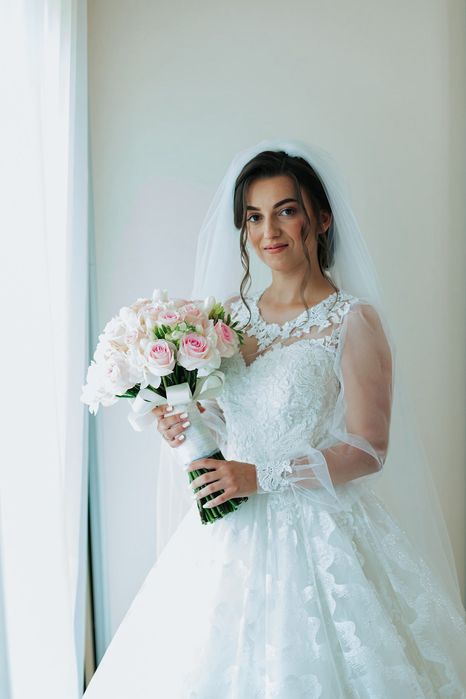 Rochie mireasă, cerc și voal